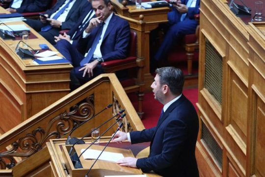 Σε ασφυκτικό κλοιό ο πρωθυπουργός